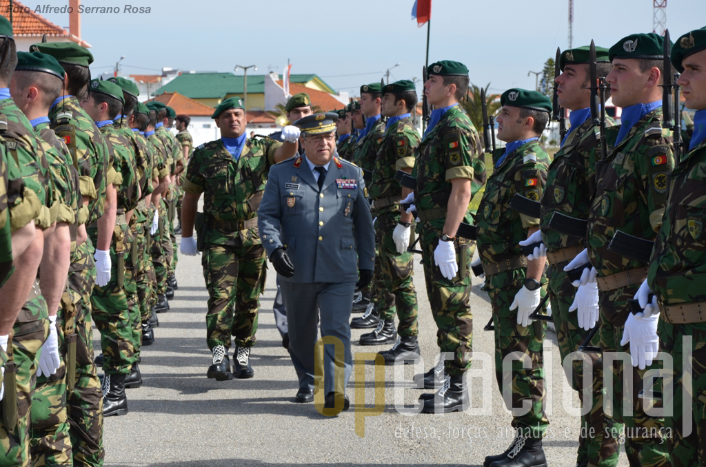 O General Pina Monteiro, chefe do Estado-Maior do Exército passa revista à Guarda de Honra após a chegada ao Regimento de Infantaria n.º 10...