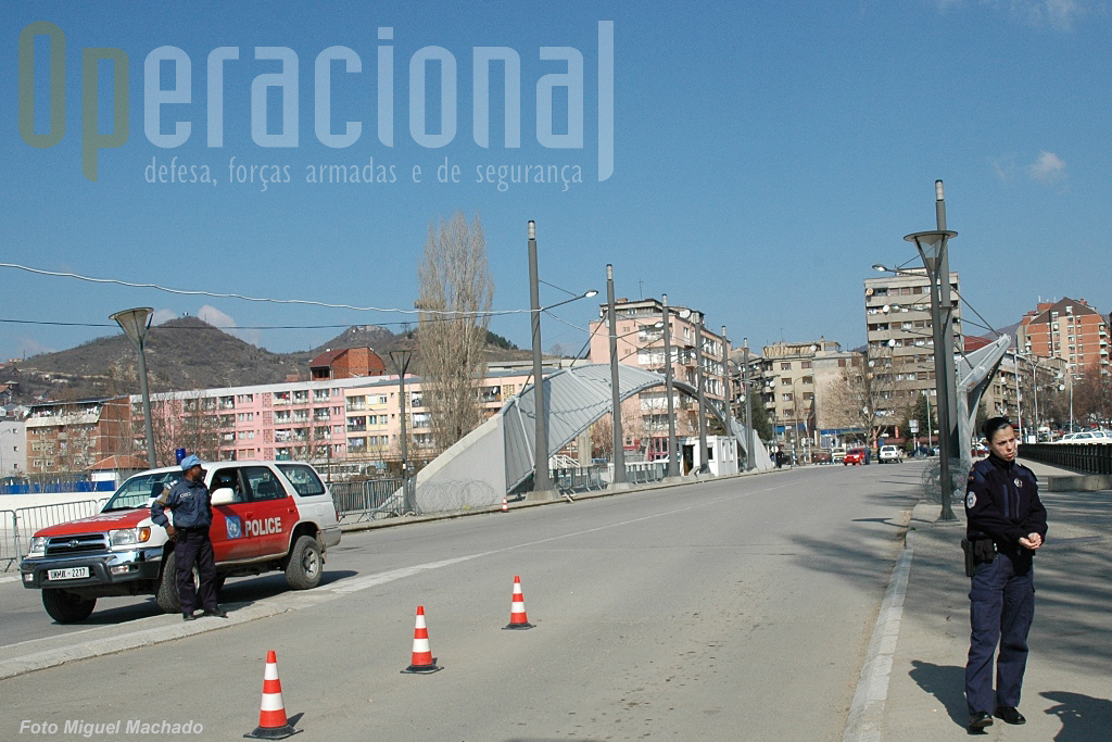 A ponte de Mitrovica que tem sido palco ao longo dos anos de várias situações que obrigam à intervenção das forças internacionais.