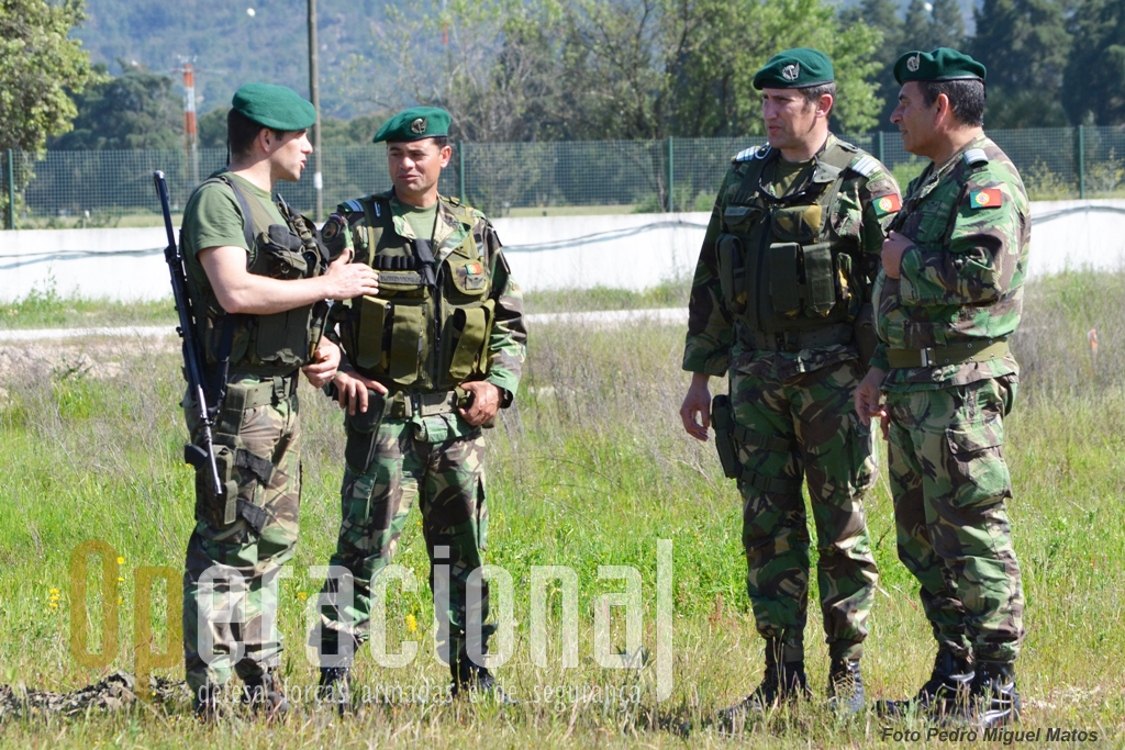Da direita, o comandante do RI 15, Coronel Guerreiro da Silva, o Tenente-Coronel José Neves, comandante do 1.ºBIPara e o Major Fernandes trocam impressões com um dos quadros envolvidos na operação.
