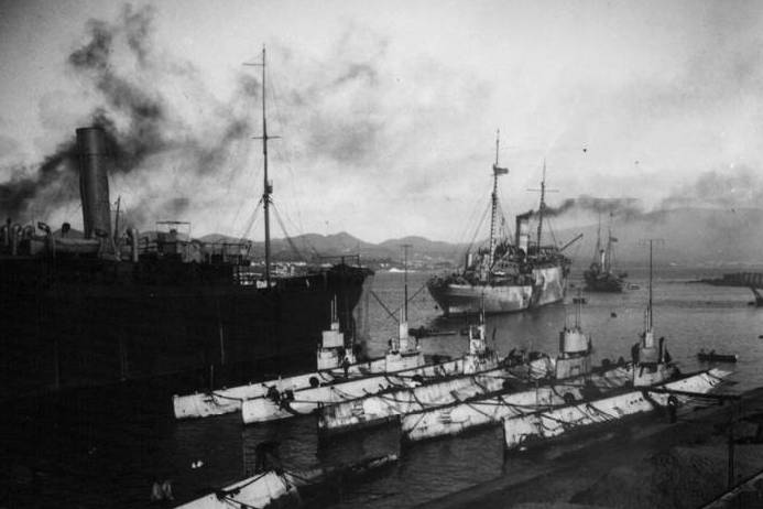 Submarinos da US Navy em Ponta Delgada a 14FEV1918 (Foto Arquivo Fotográfico Afonso Chaves)