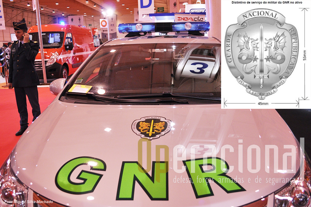 A GNR acaba de receber estas viaturas Toyota que estão pintadas com cor base de cinzento, um novo "layout" e símbolo.Este (em destaque) foi criado legalmente em 2009 - como Distintivo Profissional da GNR - regulado agora em 3 de Maio (Portaria n.º 172-A/2013), e também incluído no novo Regulamento de Uniformes ( Portaria n.º 169/2013), aqui como "Distintivo da GNR".
