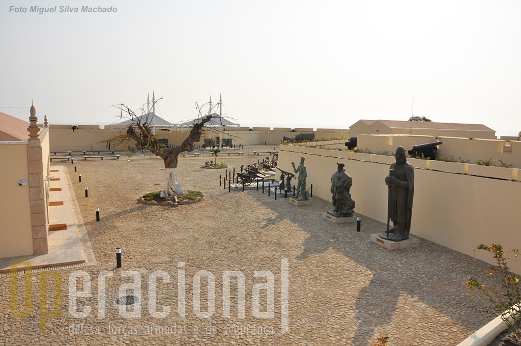 Mais estátuas de origem portugeusa, aqui as que não têm directamente a ver com Angola.Da direita. D. Afonso Henriques; Vasco da Gama, Luís Vaz de Camões.