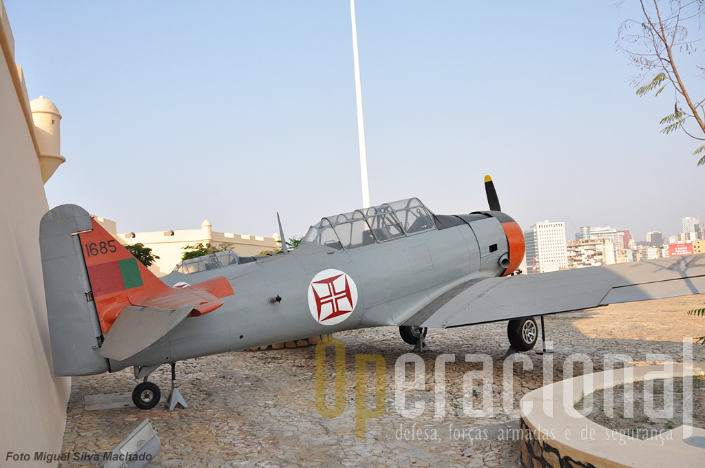 Os dois T-6 de origem portuguesa aos quais nos referimos no texto. Por enquanto as únicas aeronaves recuperadas em exposição.