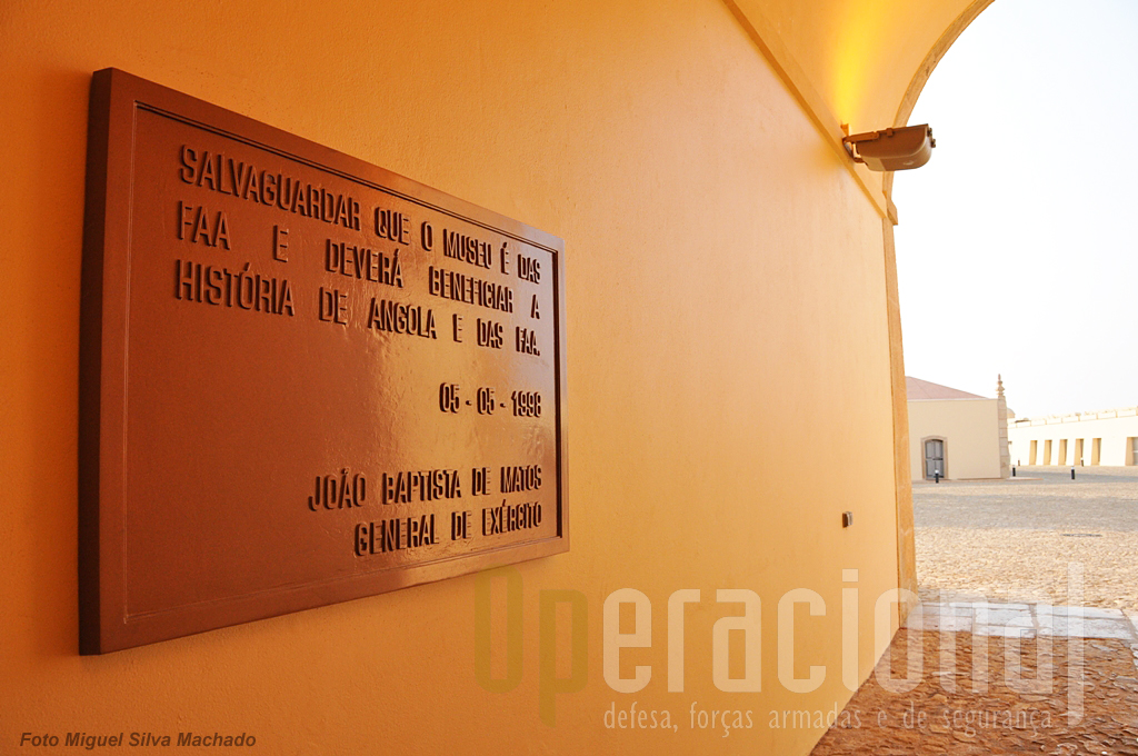 ...e placas com frases significativas de alguns dos chefes militares angolanos.