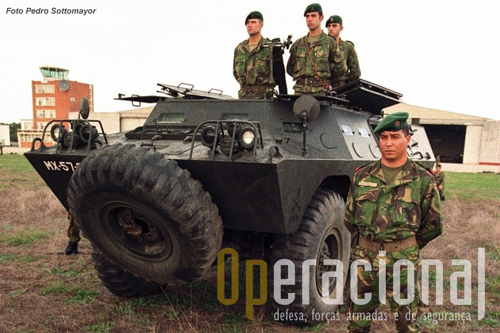 11.Em Dezembro de 1995 os pára-quedistas, já transferidos da Força Aérea para o Exército, recebem pela primeira vez “Chaimites”, oriundas de várias unidades de Cavalaria (como esta V-200 porta-morteiro 81mm vinda do RC 6), destinadas à missão que em Janeiro de 1996 iniciaram na Bósnia-Herzegovina 