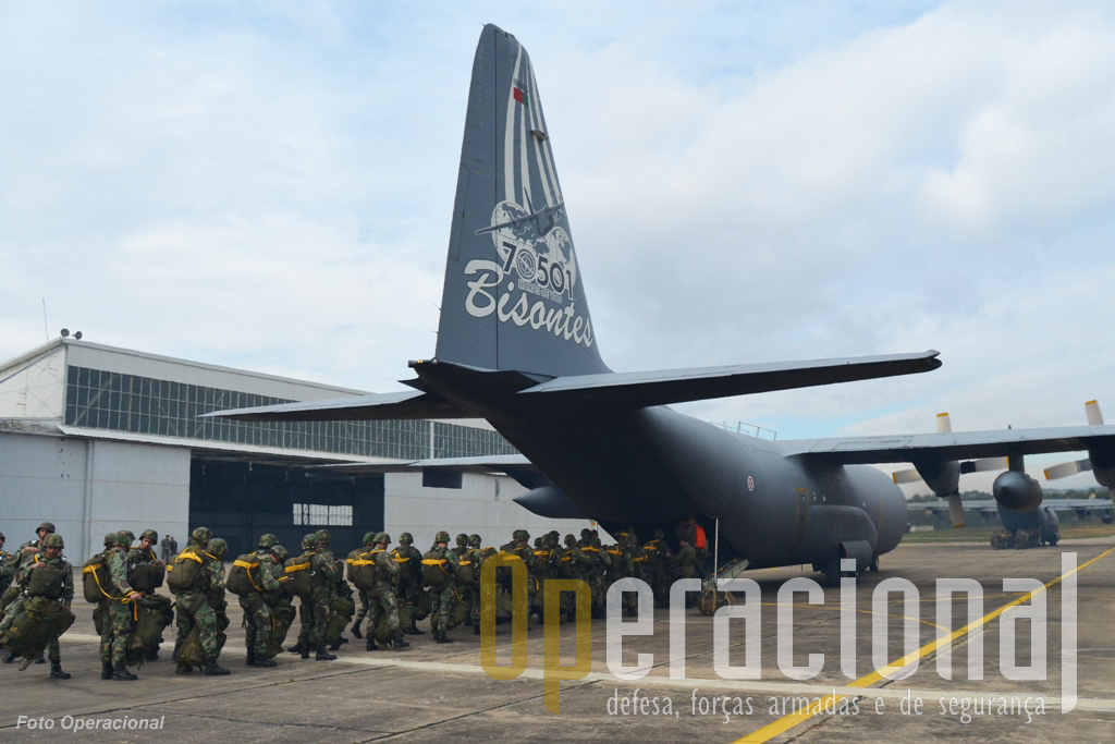 Dois Hércules C-130 da Esquadra 501 da Força aérea Portuguesa garantiram o transporte aéreo e lançamento em pára-quedas da força.