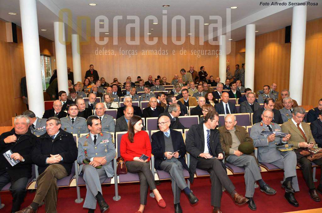 Na sala dos actos académicos da Reitoria da Universidade de Aveiro, estiveram presentes entidades civis e militares e muitos antigos militares e civis das unidades ligadas ao actual RI 10.