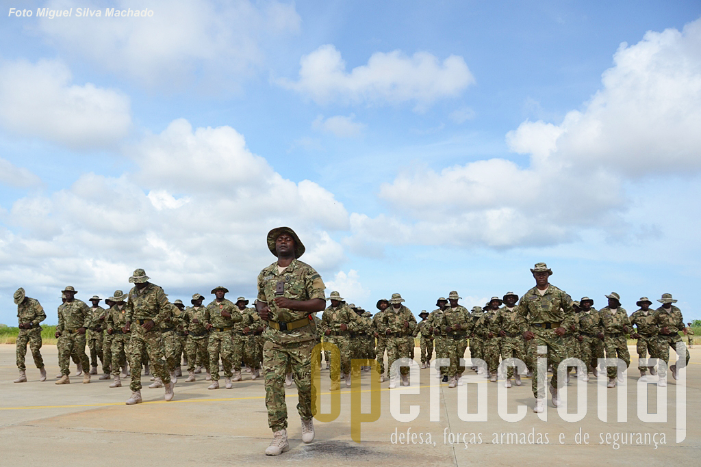 Desfile dos Cursos Pára-quedismo da Brigada de Forças Especiais em Março de 2014. Esta brigada acaba de "ser fardada" com os novos camuflados "multicam" e botas "Milícia"