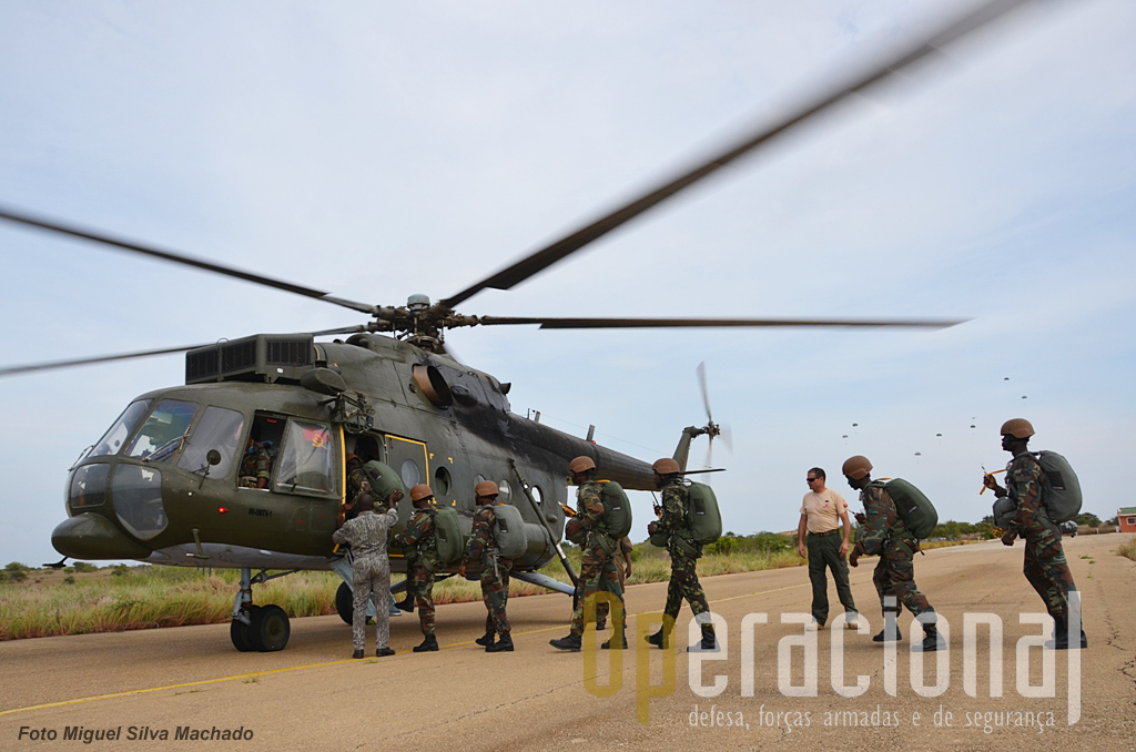 Os helicópteros MI 17 foram adaptados pelo Grupo em conjunto com a Força Aérea Nacional e cumpriram exemplarmente as missões de lançamento. Pilotos angolanos e instrutores portugueses, tiveram um entendimento perfeito.