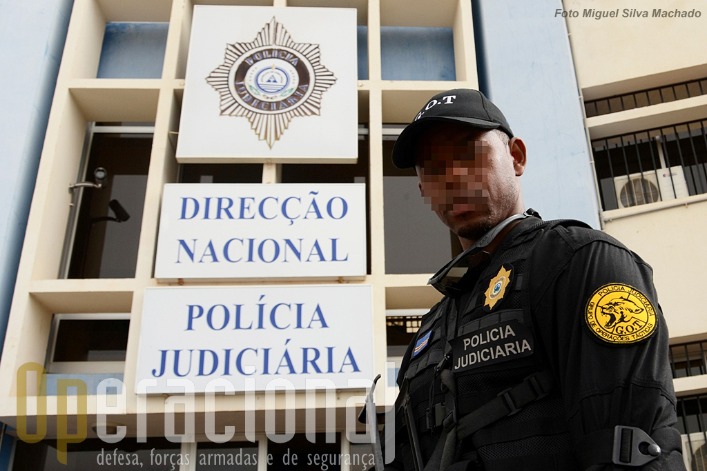 Elemento do Grupo de Operações Tácticas da Policia Judiciária de Cabo Verde. Equipado e treinado pelo Grupo Milícia.