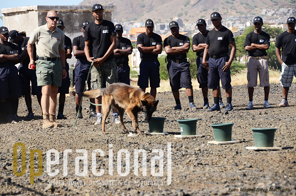 1.º Curso de Técnica Canina da Policia Nacional de Cabo Verde e da Policia Judiciária, na Ilha de Santiago.