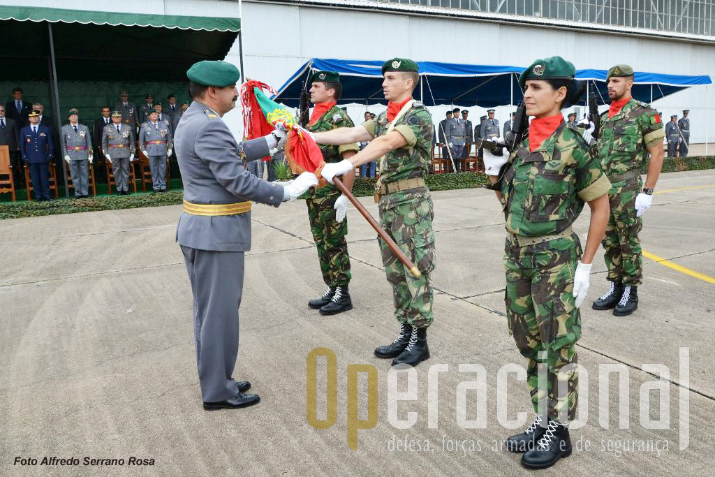 O momento simbólico que materializa a posse do comando. O MGen Carlos Perestrelo foi nomeado comandante da BrigRR por despacho do Chefe do Estado-Maior do Exército de 8 de Outubro de 2014.