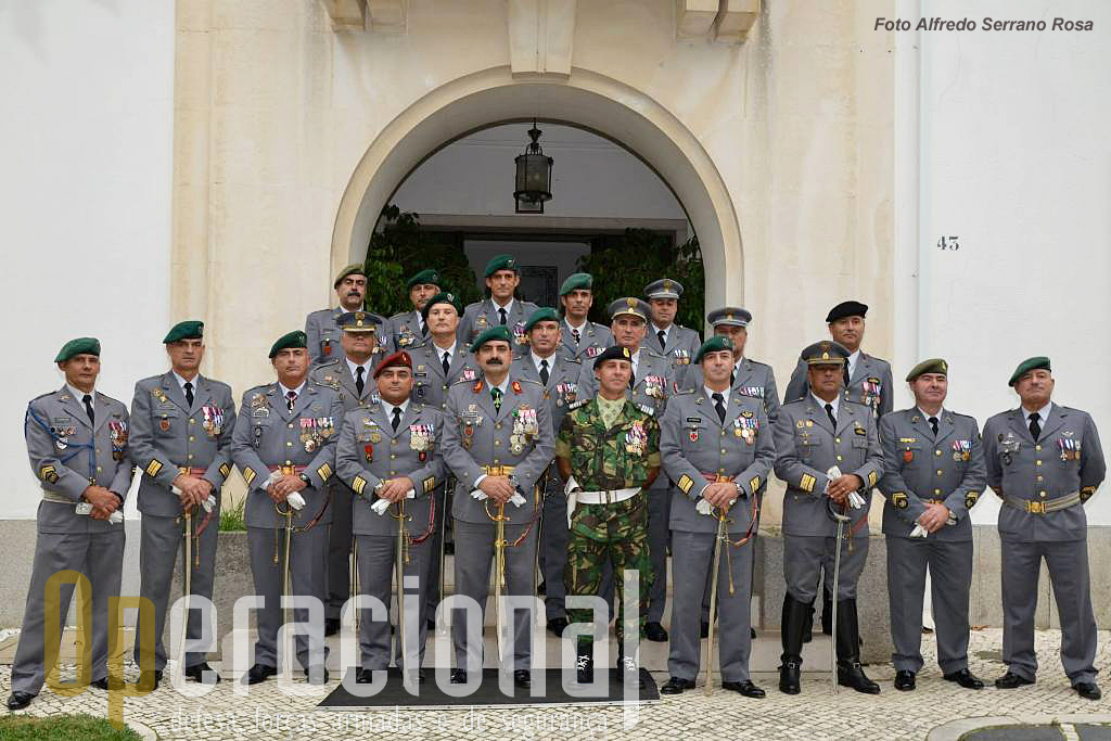 Foto "de Família", o comandante da brigada com os comandantes das suas unidades e respectivos adjuntos do comando e elementos do "staff" do Major-general Carlos Perestrelo.