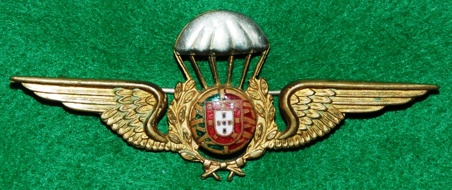 Distintivo de qualificação paraquedista usado entre 1961 e 1966 (Col. do autor)