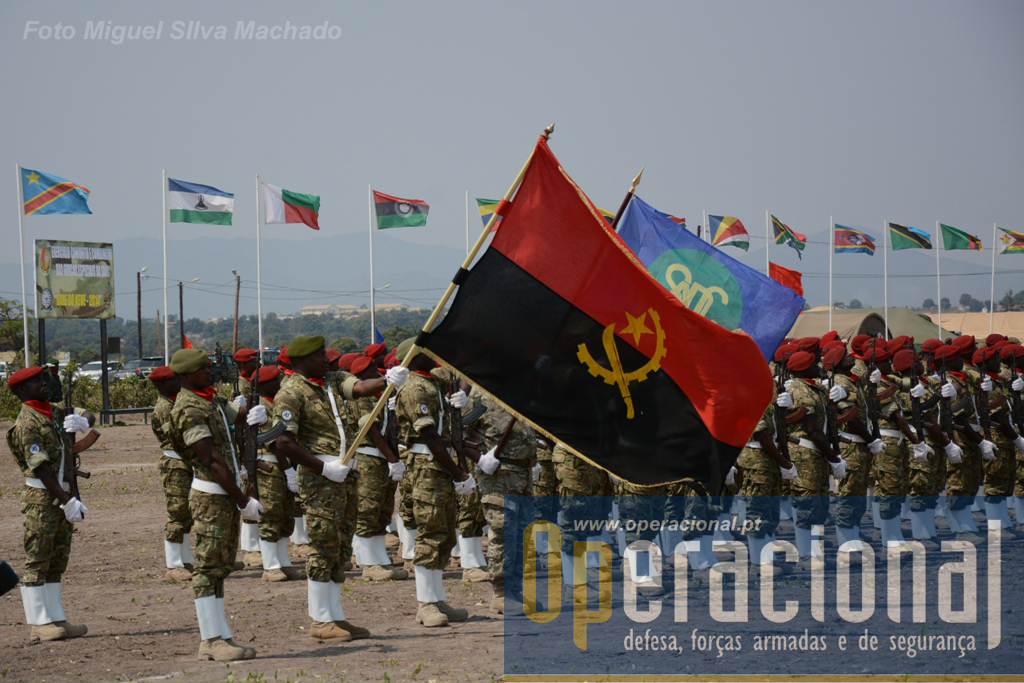 11 de Setembro de 2014. Cerimónia de encerramento no Campo Militar de Kisanga Kungo, junto a Waku-Kungo a 400km de Luanda. A bandeira da SADC, em segundo plano, seria aqui entregue às Forças Especiais do Zimbabwe, que organizarão a edição 2015 deste exercício.