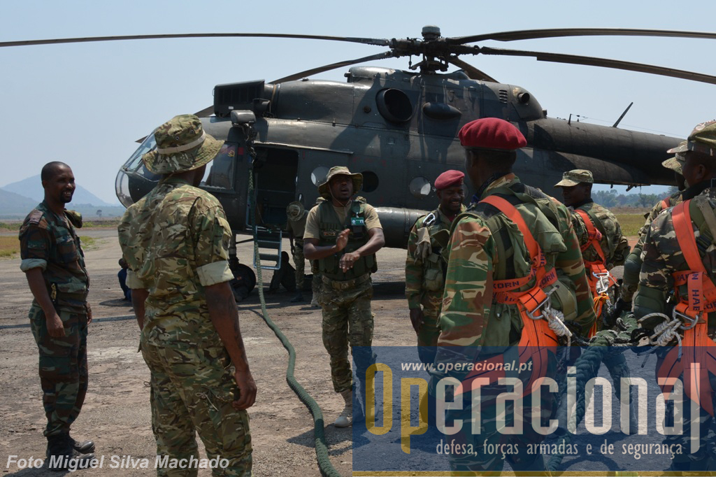 Preparação de uma missão de inserção/extracção de uma destacamento multinacional de operações especiais, sob comando angolano, com apoio de um MI-17 do Regimento Aéreo de Helicópteros da Força Aérea Nacional, cujo piloto está à esquerda na imagem.