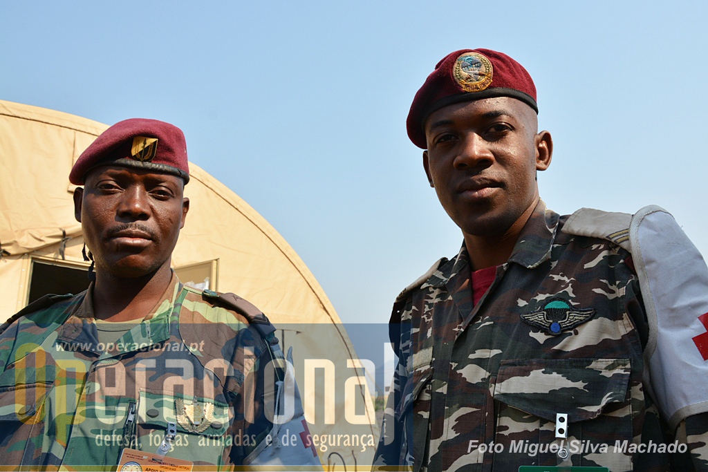Militar angolano (à esquerda) de uma unidade de elite não integrada na Direcção de Forças Especiais, e namibiano, ambos da componente de apoio médico do exercício.