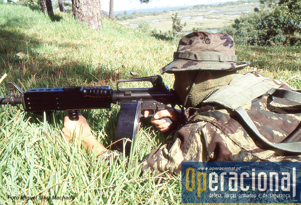 A M16 A2 calibre 5.,56mm com bipé e punho e um carregador de 100 munições.