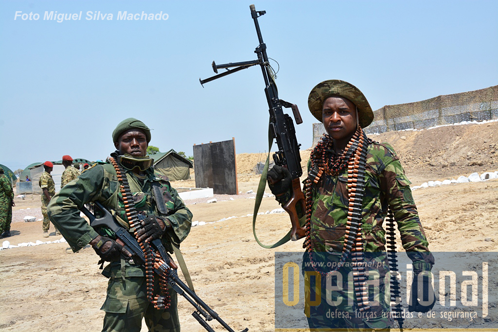 Elementos de operações especiais da República Democrática do Congo e da Tanzânia, com metralhadoras ligeiras PKM 7,62mm. Aqui prontas para usar munições de exercício.