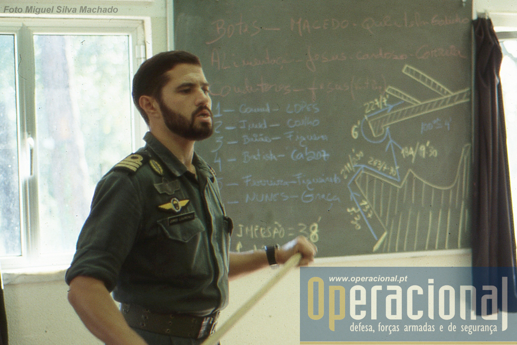 O então comandante do DAE, 1.º Tenente Jorge Lourenço, faz o briefing alusivo ao exercício que se iria seguir.