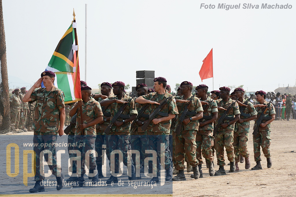 O destacamento das Forças de Defesa Nacional da África do Sul, com a particularidade de não usarem o seu armamento regulamentar.