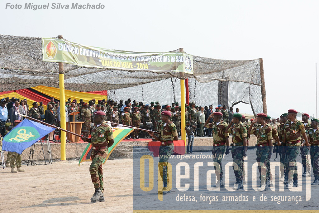 O Contingente Nacional do Zimbabwe, que já desfilou com a bandeira da SADC visto ser o próximo organizador deste exercício de forças especiais.
