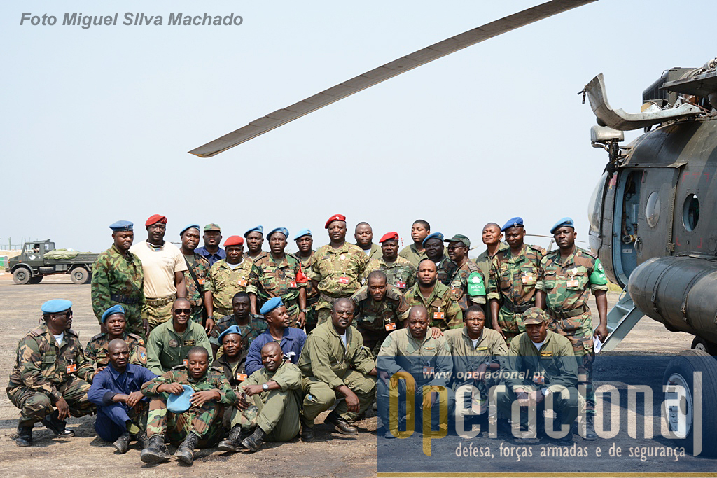 O Destacamento da Força Aérea Nacional vai partir para a sua base em Luanda e posa para uma foto final com o Chefe da Direcção de Forças Especiais do EMGFA e com o Comandante da BRIFE. 