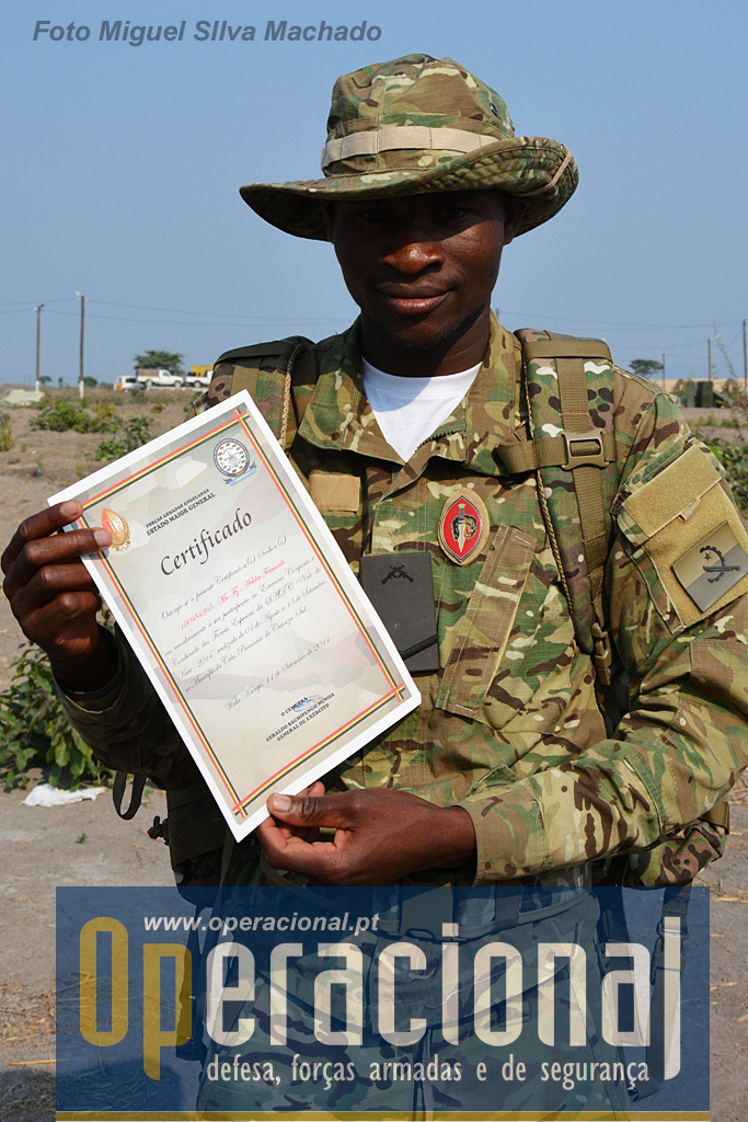 O "Vale do Keve 2014" chegou ao fim, este militar de operações especiais exibe o seu "Certificado de Participação", assinado pelo CEMGFA de Angola.
