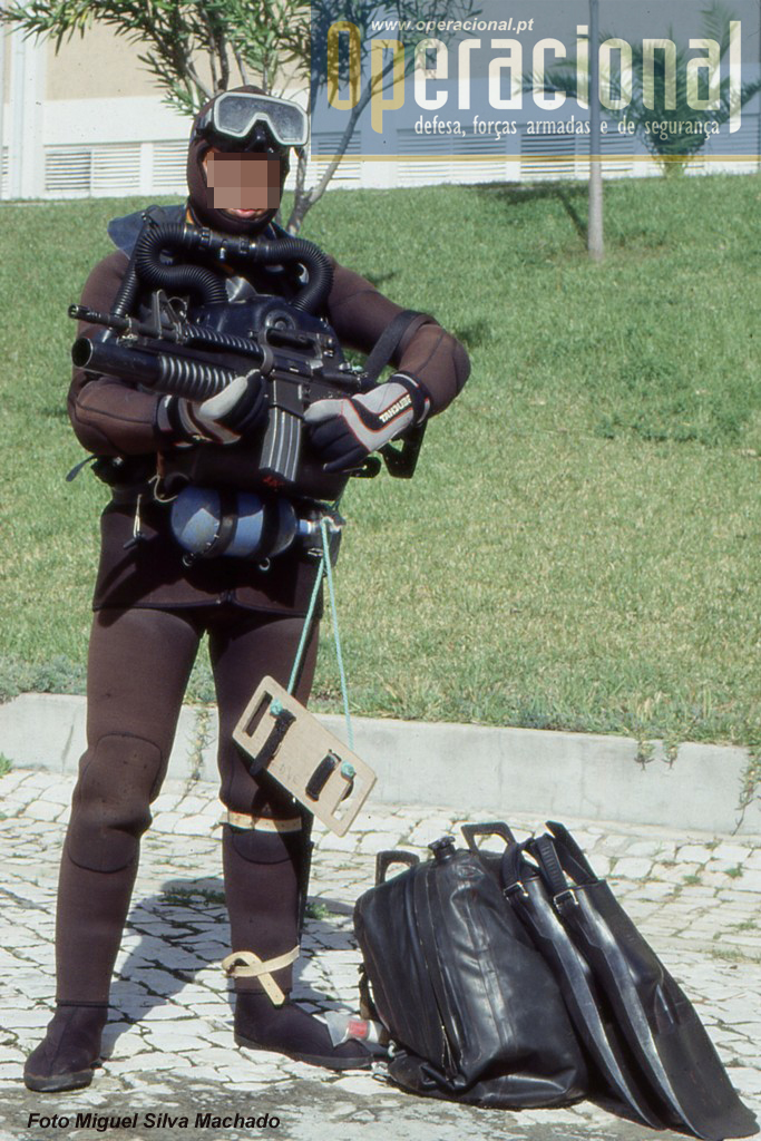 A arma, regra geral, quando se usa este tipo de equipamento de mergulho, é sempre transportada no saco estanque e só é retirada na chegada a terra.