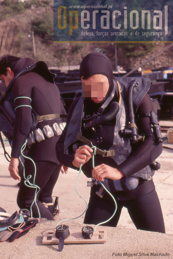 Preparação para o mergulho em Sesimbra. Para este exercício que fotografamos o uso do submarino era teórico, embora naturalmente o DAE o tenha feito muitas vezes.  