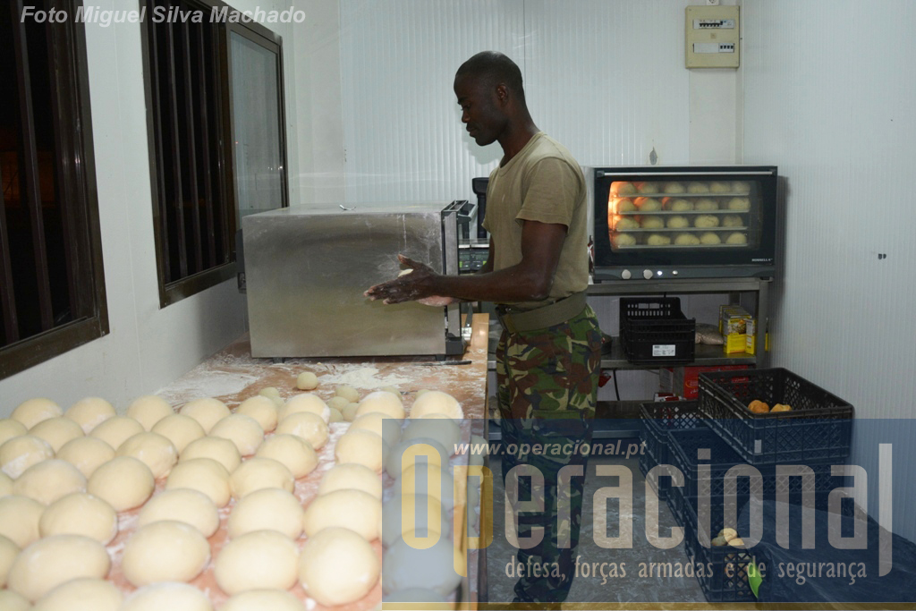 Mais uma novidade nos exercícios militares em Angola: padaria. todos os dias milhares de pães acabados de fazer eram fornecidos a todo o campo. Pizzas e bolos também foram confeccionados.
