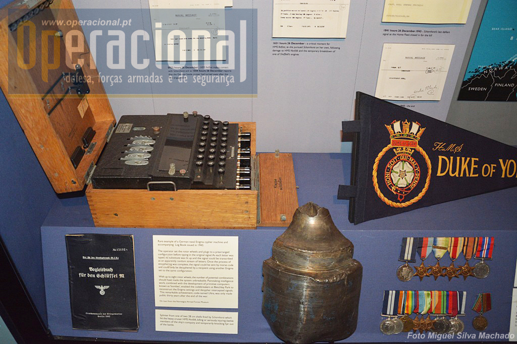 Uma das curiosidades do museu, uma raríssima máquina "Enigma" (emprestada pelo Museu das Forças Armadas da Noruega). O pedaço de projéctil à direita foi disparado pelo "Scharnhorst", atingiu o HMS Norfolk e matou ou feriu seriamente 12 membros da sua tripulação. 
