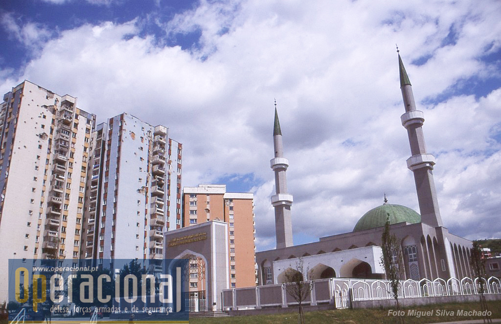As mesquitas foram dos primeiros edifícios a ser reparados e muitas novas foram construídas, como esta de grandes dimensões em Sarajevo, inexistente antes da guerra.