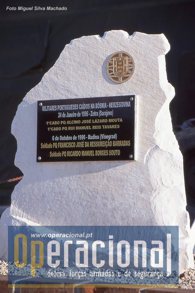 ...encontrava-se o Monumento de Homenagem aos Militares portugueses mortos na Bósnia que mais tarde seria transferido para o quartel português de Doboj.