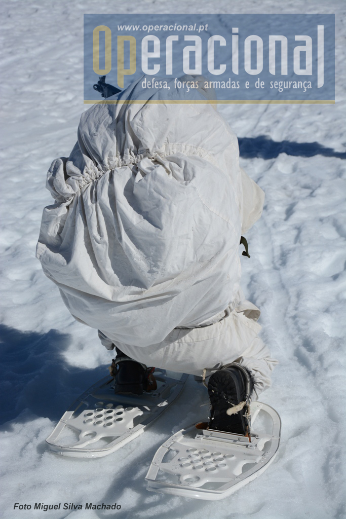 Mesmo com alguns componentes do equipamento (arma e botas) não cobertos, a silhueta dos militares na neve; a alguma distância, torna-se  muito dificil de ser detectada.