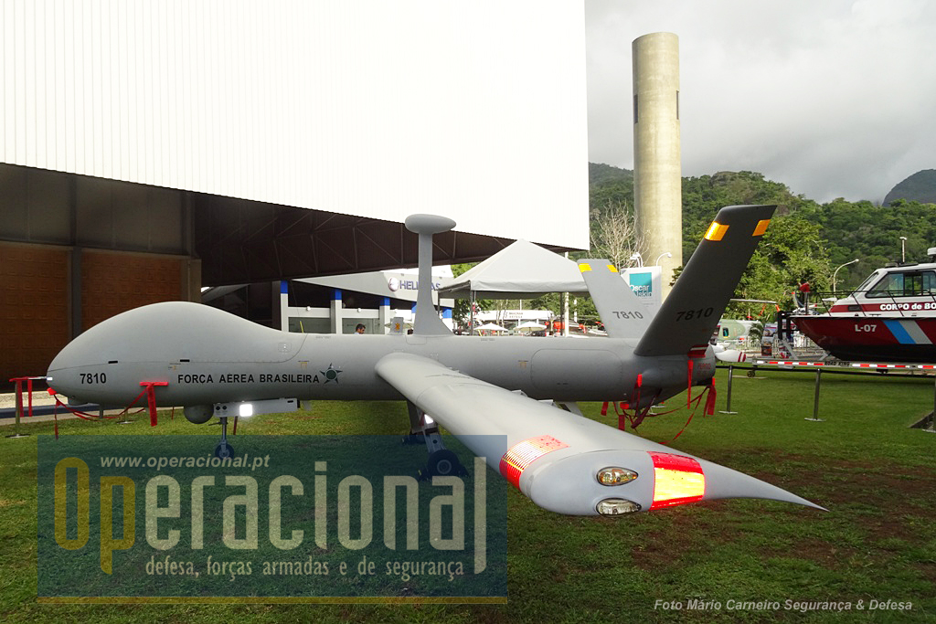 Hermes 900 da Força Aérea Brasileira, uma ARP (Aeronave Remotamente Tripulada, na designação usada no Brasil). Trata-se do produto (RQ900)da israelita Elbit que também forneceu à FAB o RQ 450. Nenhum destes aparelhos opera armamento apenas sensores.