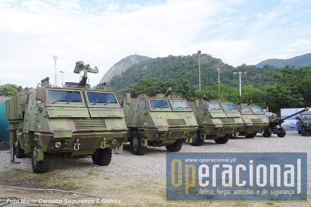 o Corpo de Fuzileiros Navais da Marinha Brasileira expôs várias viaturas de seu recentemente adquirido Sistema de Lançadores Múltiplos de Foguetes ASTROS CFN 2020 - veículo lançador, veículo remuniciador, veículo posto de comando e veículo de direcção de tiro.