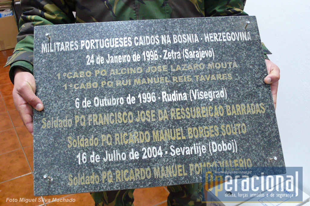 A placa original com o nome dos militares portugueses mortos na Bósnia, depois de algumas peripécias, chegou a Tancos, onde se encontra guardada em boa mãos.