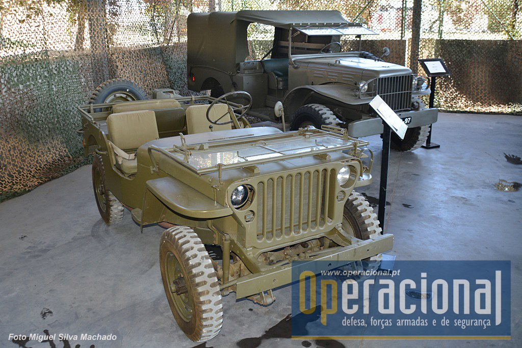 Parece um "Jeep" mas é um Ford GPW dos EUA, que o Exército Português recebeu em 1952. Em segundo plano um Dodge WC51, da Marinha Portuguesa, onde foi introduzido em 1951.