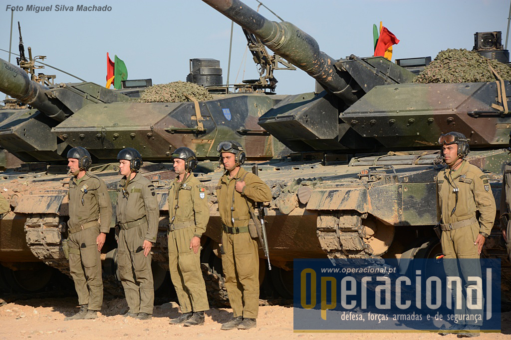 O Leopard 2A6 tem uma guarnição de 4 militares. Chefe de carro, apontador, municiador e condutor.