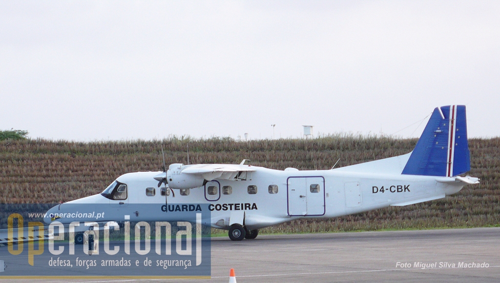 O Dornier 228 da Esquadrilha Aérea da Guarda Costeira, estacionado no aeroporto internacional da Praia.