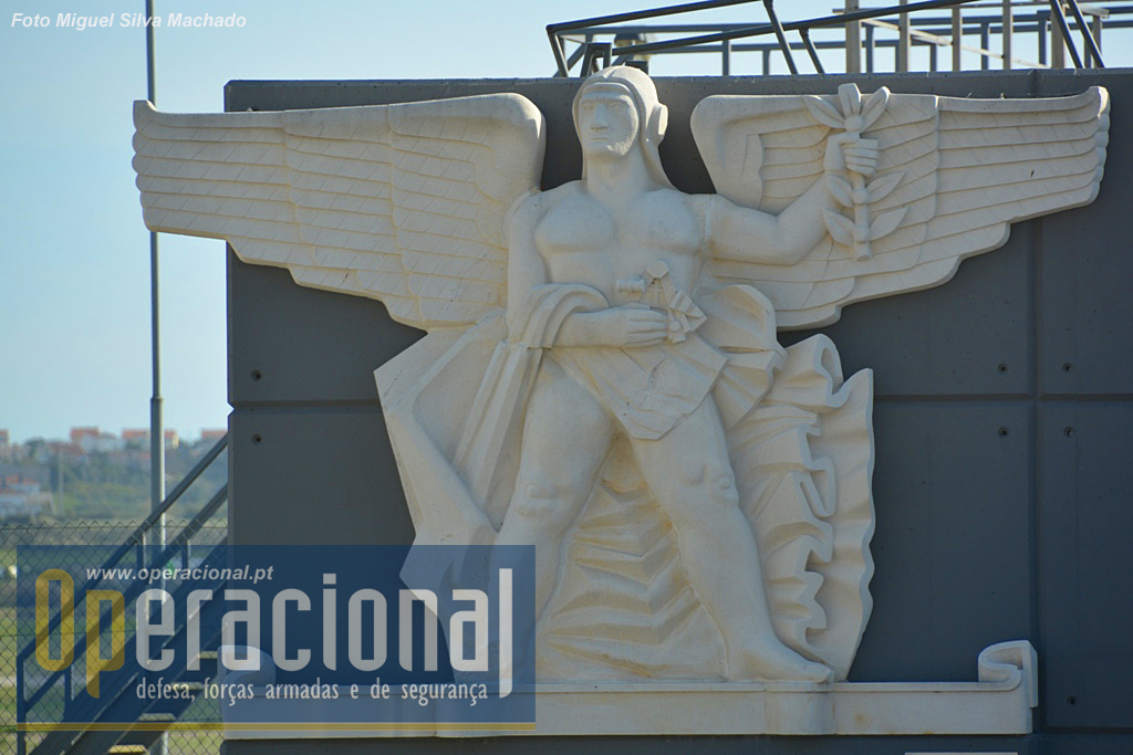 O Homem Alado, réplica de uma escultura de Barata Feyo, executada pelo filho, João Barata Feyo, em 1992 para as comemorações dos 50 anos do Aeroporto de Lisboa. O original encimava a porta de entrada do aeroporto e foi retirada em 1967.