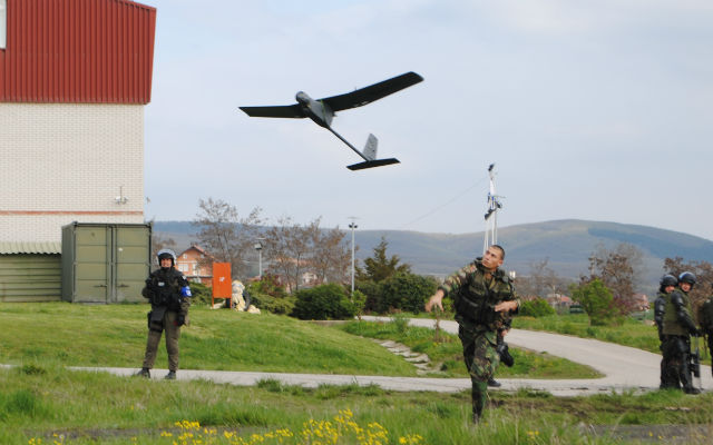 No âmbito de um apareceria com a Tekever o Exército ajudou ao desenvolvimento de um "drone" (AR 4)  foi testado em exercícios em Portugal e mesmo em  condições reais, no Kosovo. Continua no entanto sem ter um único ao serviço, caso raríssimo senão único no contexto dos países da NATO.