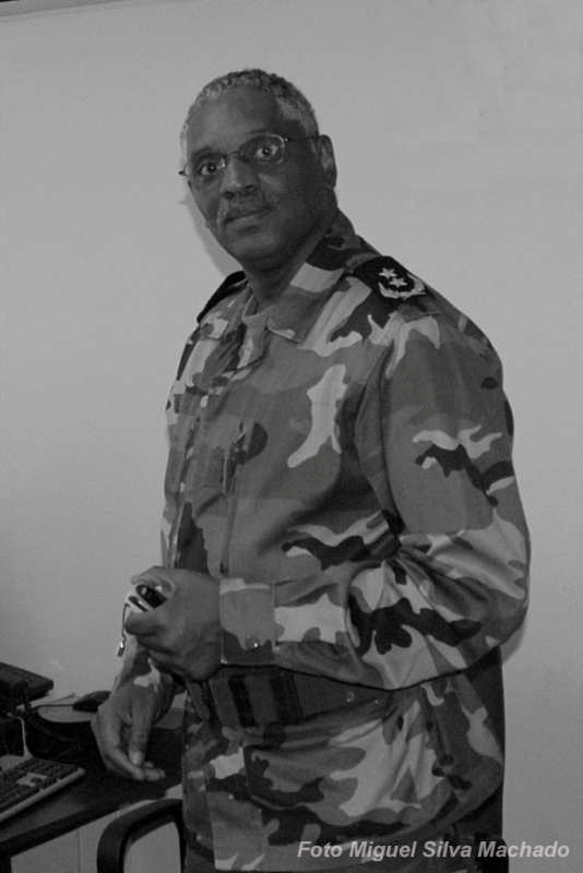 O então tenente-coronel Pedro dos Reis Brito, na cidade da Praia em 2005.