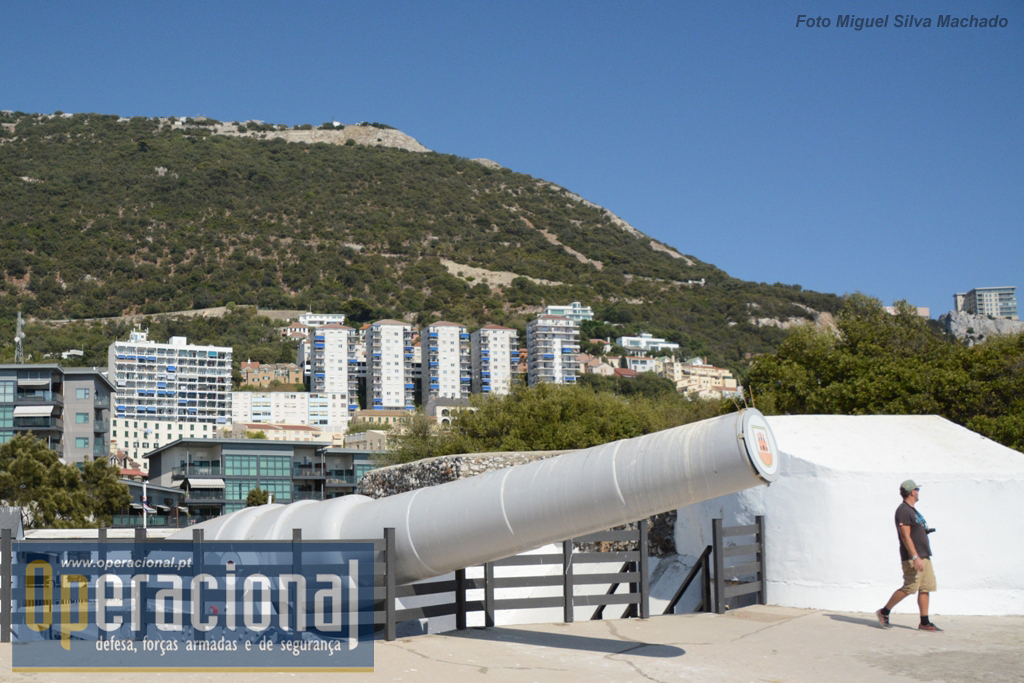O "Victorian Supergun" um dos dois canhões de 100 toneladas do século XIX que chegou aos nosso dias. Curiosamente, quer este em Gibraltar quer o de Malta, estão conservados e são pontos de atracção turística.