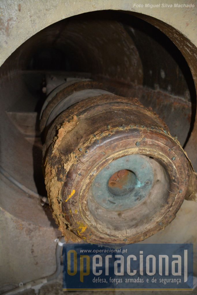Um dos batentes originais que empurrava a carga e munição para o interior do cano e era propulsionado a força vapor. Note-se que as munições chegavam a pesar 900 kg.