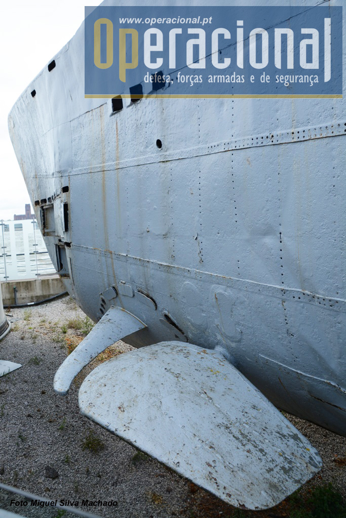 A proa do submarino e os seus lemes. depois da sala dos torpedos ficavam os alojamentos da tripulação.