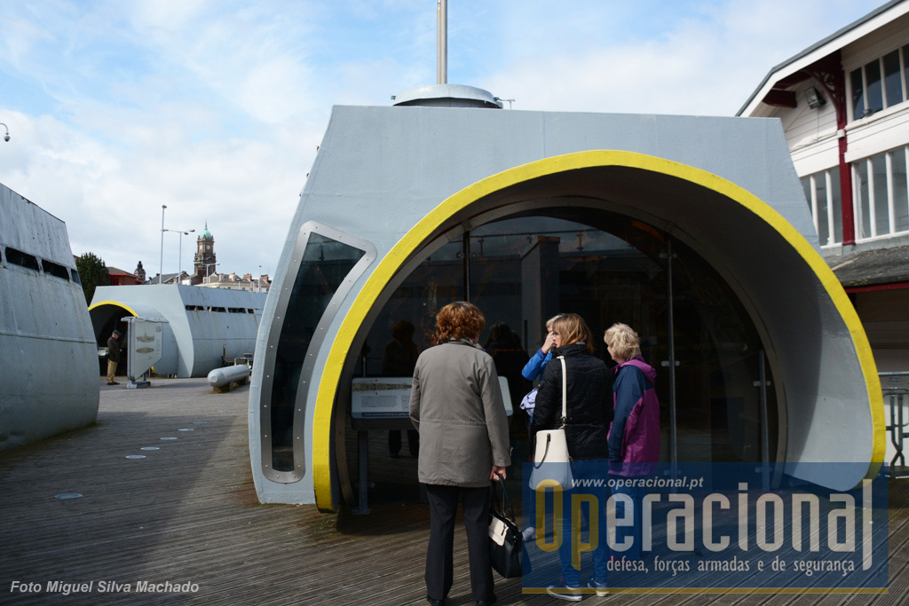 Este sistema de exposição permite uma boa movimentação dos visitantes, mas na realidade não dá a sensação do que é andar dentro de um submarino. 