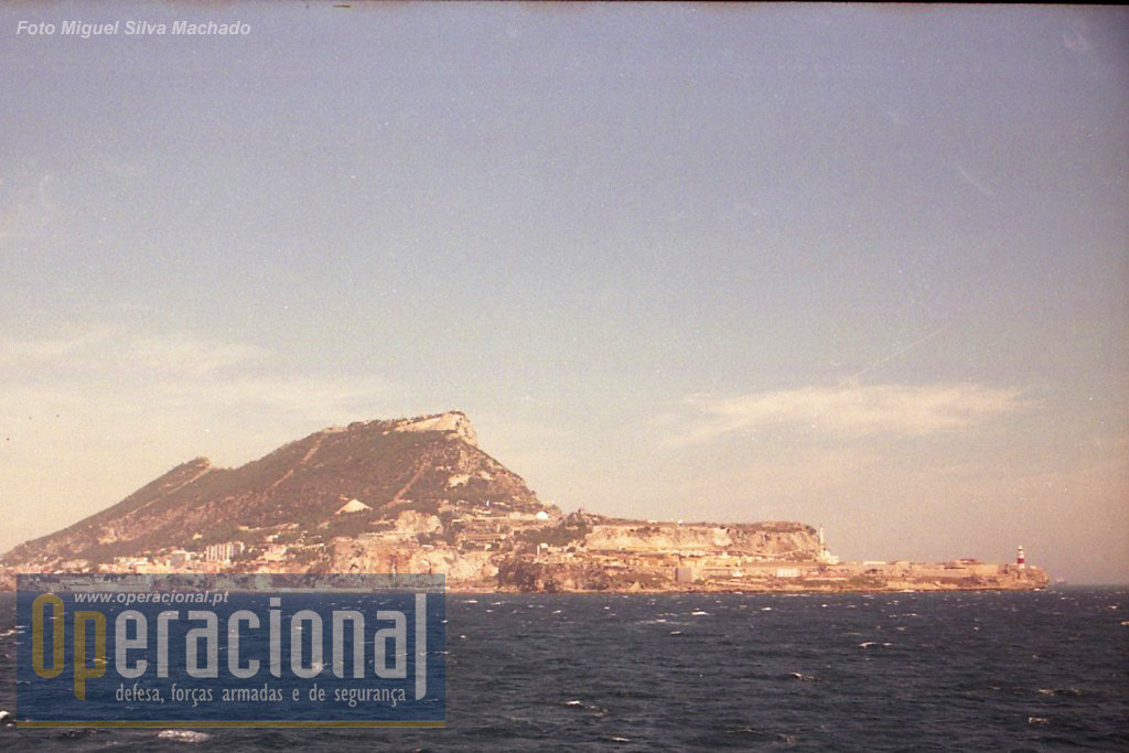 Navegando no estreito de Gibraltar com o "Rochedo" à vista e o farol da "Ponta Europa" visível à direita.
