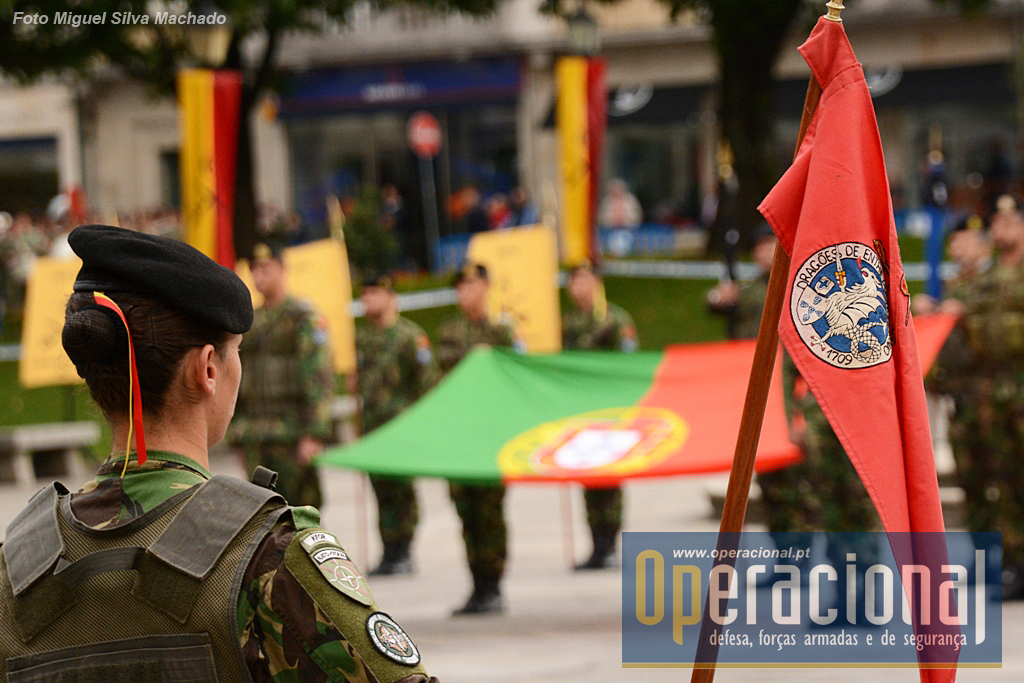 A cerimónia militar na Praça do Município em Braga, foi "desenhada" de modo a contar um pouco a história das unidades expedicionárias que partiram do Regimento para os teatros de operações da Bósnia, Kosovo, Timor, Afeganistão e Lituânia.